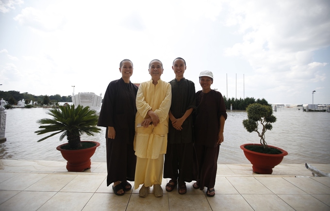 [-]Chùa[-]Việt[-]ở[-]Houston[-]bị[-]cô[-]lập[-]giữa[-]biển[-]nước